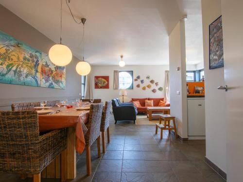 a dining room with a long table and chairs at Goudvis in Cadzand-Bad