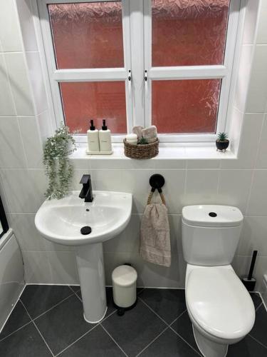 Ένα μπάνιο στο Stunning Home in Astley