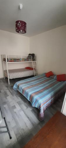 une chambre avec un lit et un lit superposé dans l'établissement Appartement 2 pièces Paris 20ème, à Paris
