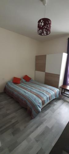 une chambre avec un lit dans une pièce dans l'établissement Appartement 2 pièces Paris 20ème, à Paris