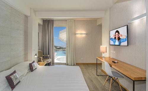 a hotel room with a bed and a desk at Hotel Joseph in Marina di Pietrasanta