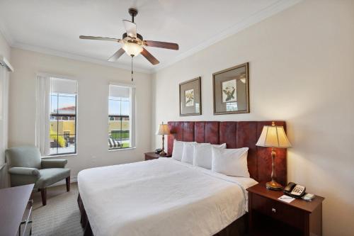 2 bedroom Tampa Condo at Private Golf Course condo في تامبا: غرفة نوم بسرير ومروحة سقف