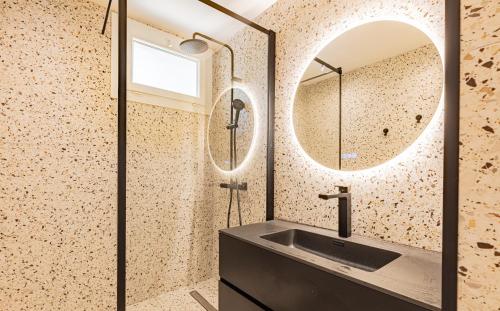 une salle de bain avec un lavabo et un miroir dans l'établissement Le POP FLAT by Winkyhouse Cassis, à Cassis