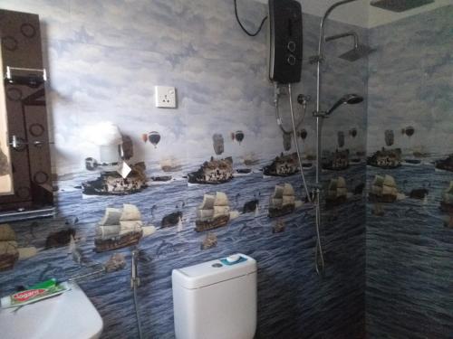 une salle de bain avec douche et toilettes dans l'établissement Friendly House, à Galle