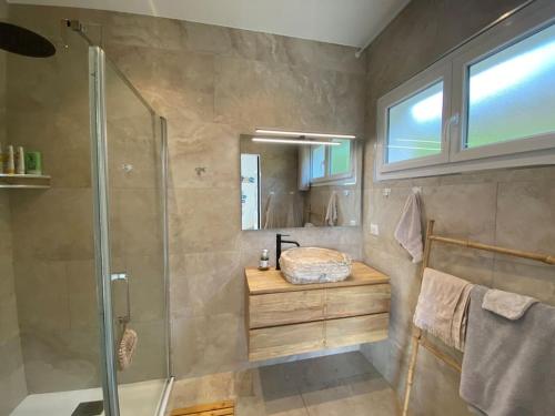 une salle de bain avec une douche, un lavabo et un miroir dans l'établissement Villa de charme à louer en Corse, piscine chauffée, à Oletta