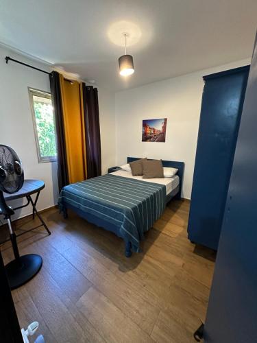 een slaapkamer met een bed en een bureau. bij Trou aux Biches Apartment in Trou aux Biches