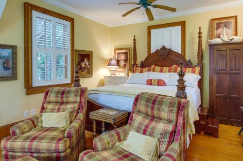 una camera con un letto e due sedie di Romantic Cottage in Washington Historic District a Washington