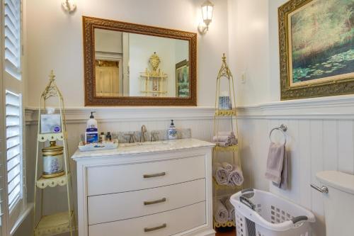 bagno con lavandino e specchio di Romantic Cottage in Washington Historic District a Washington