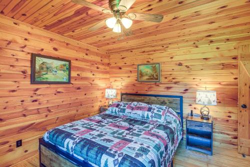 Säng eller sängar i ett rum på Blue Ridge Mountain Cabin with Views and Hot Tub