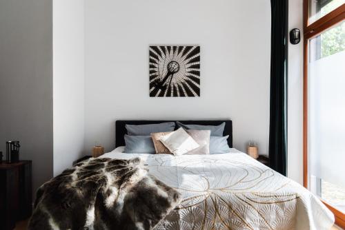 Un dormitorio con una cama con una manta. en 90sqm 2BR Design Gem - outdoor terrace en Berlín