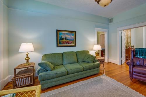 Χώρος καθιστικού στο Cozy Casa Verde Getaway - 1 Mi to UNCG Campus