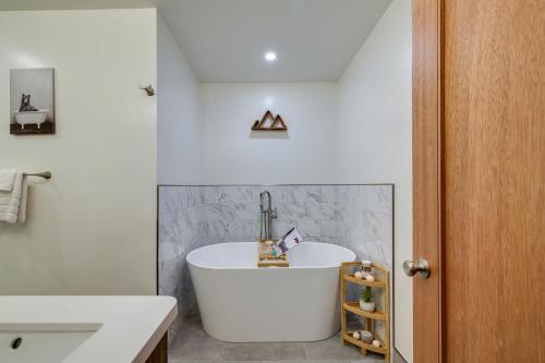 Ένα μπάνιο στο Mi-Wuk Village Vacation Rental with Multi-Level Deck
