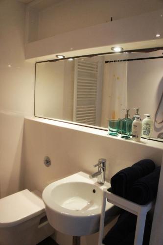 La salle de bains est pourvue d'un lavabo et d'un miroir. dans l'établissement Salford, Manchester, à Manchester
