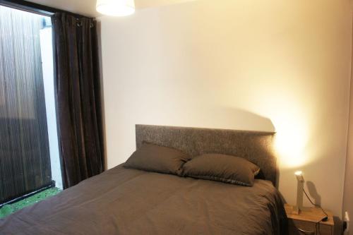 - une chambre avec un lit et une grande fenêtre dans l'établissement Salford, Manchester, à Manchester