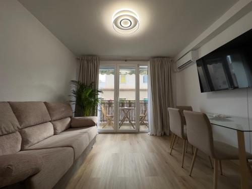 een woonkamer met een bank en een tafel bij Antonio Apartments in Alicante