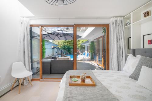 ein Schlafzimmer mit einem Bett und ein Wohnzimmer in der Unterkunft Lux White Rock Pool House Beachfront Resort like in Surrey