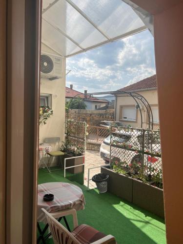 Una vista de un balcón con una mesa y sillas. en Mostar Dream, en Mostar