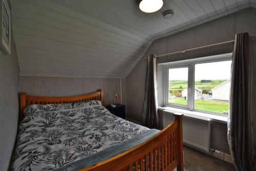 een slaapkamer met een bed en een raam bij Peaceful Cottage in Cork