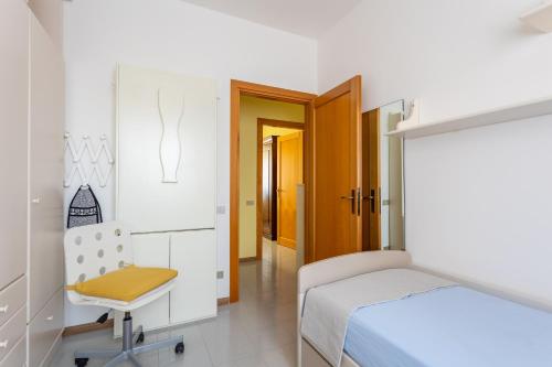 Casa Grazia في أوريستانو: غرفة نوم بسرير ومكتب وكرسي