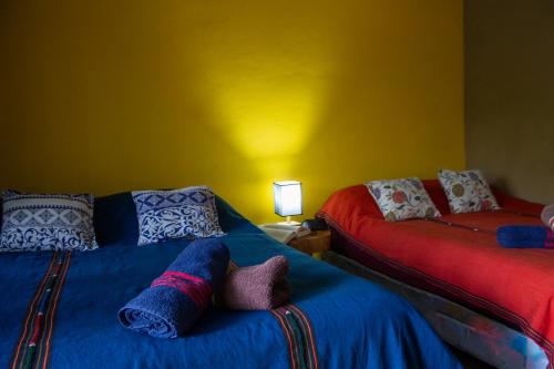 two beds sitting next to each other in a room at Alice Guesthouse in El Remate