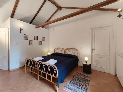 una camera con letto e copriletto blu di TENUTA ACTON DI LEPORANO a Girello