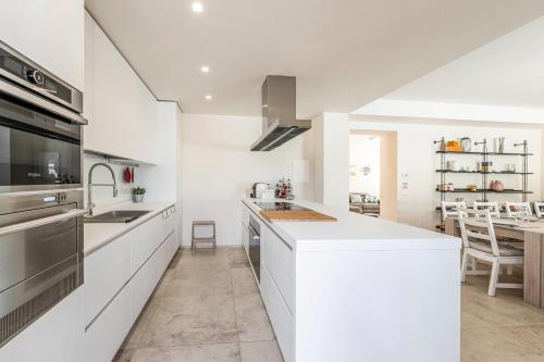 Dapur atau dapur kecil di Villa Amore di Ada - Modern Design Villa - AirCo, Private Pool & Near The Beach