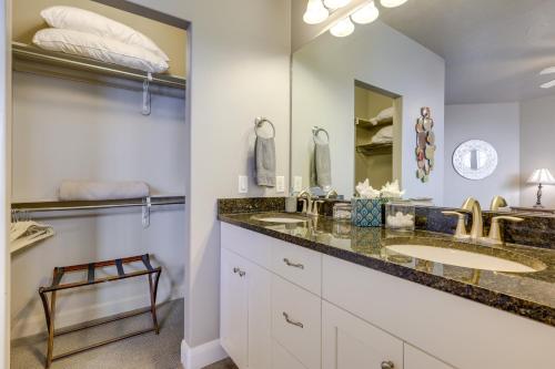 ein Badezimmer mit zwei Waschbecken und einem großen Spiegel in der Unterkunft Desert Rose Townhome 35 Mi to Zion and State Parks in Washington