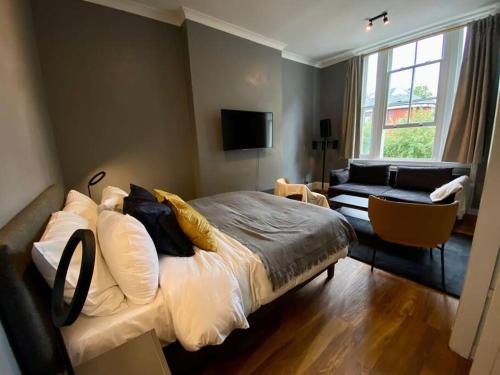 a bedroom with a bed and a living room at Stylish Studio near Regents Park n6 in London