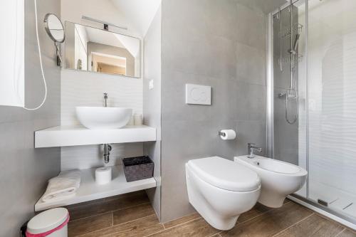Bilik mandi di Villa Amore di Ada - Modern Design Villa - AirCo, Private Pool & Near The Beach