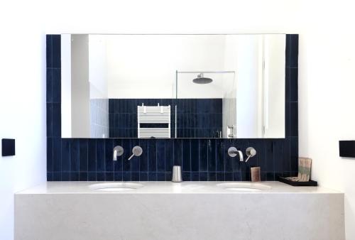 baño con 3 lavabos y espejo grande en Unamura - dimora storica, en Nardò