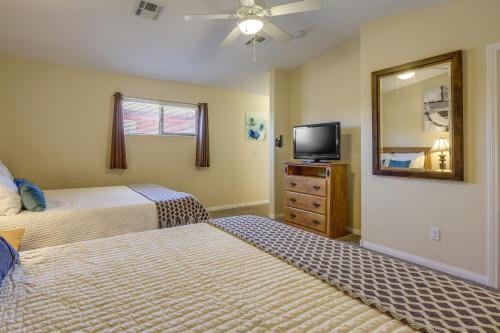 Cama o camas de una habitación en Mesquite Condo with Community Pool and Hot Tub!