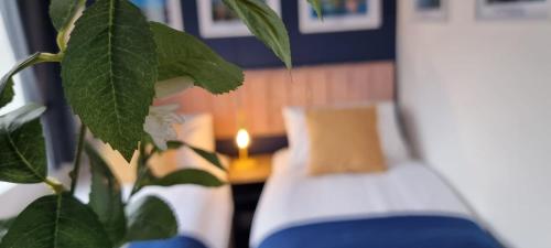 Ένα ή περισσότερα κρεβάτια σε δωμάτιο στο The Heart - Cosy 3 bedroom house with double driveway and Garden in Manchester