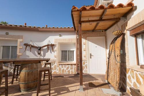 a patio with a wooden pergola and a table at Casa El tio Daniel,,,,,,ahora con SPA in Bargas