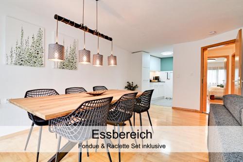 comedor con mesa y sillas en Gemütliche 2.5 Zimmer Wohnung mit privater Sauna en Seewis im Prättigau