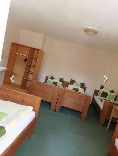 Zimmer mit 2 Betten, einem Sofa und Stühlen in der Unterkunft Ferienhof Jugendherberge Wurm in Stummerberg
