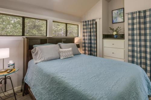 En eller flere senge i et værelse på West Point Vacation Rental with Fishing Pond On-Site