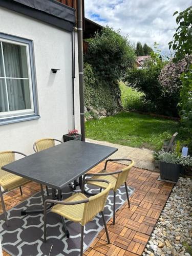 a table and chairs sitting on a brick patio at Kreischberg-Blick in Lutzmannsdorf