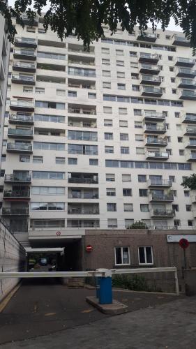 un grande condominio bianco con balconi di Jennifer a Parigi