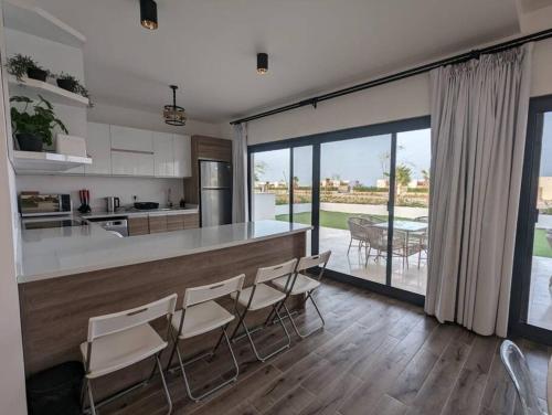 Kuchyň nebo kuchyňský kout v ubytování Somabay Retreat 2BR Apartment