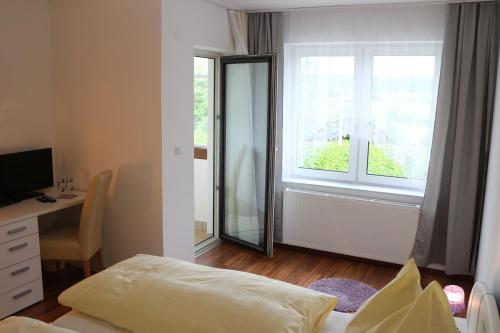A bed or beds in a room at Pension Fürstenhof