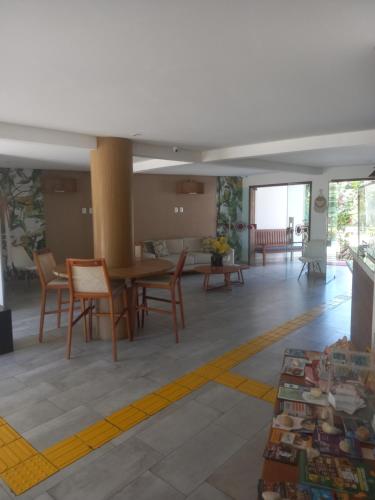 a living room with a table and chairs at Ubaia charme & conforto in Pipa