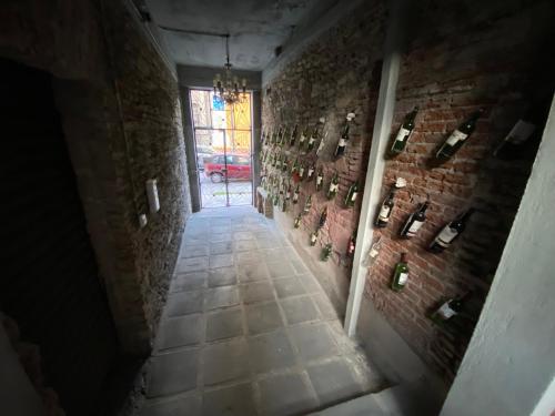 a dark hallway with a brick wall with a window at Hostal Casa De Arcos in Puebla
