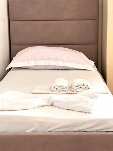 Postel nebo postele na pokoji v ubytování Ramadani Apartments