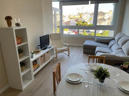 ein Wohnzimmer mit einem Tisch und einem Sofa in der Unterkunft Vacaciones en la Costa del Sol in Torremolinos