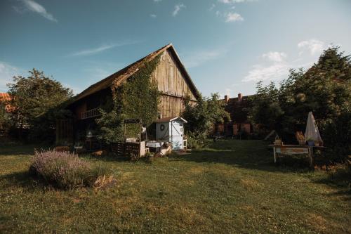 an old barn with an ivy growing on it at Wilcze Pole - tu odpoczniesz od świata in Postomino