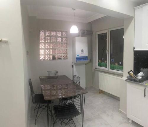 a kitchen with a table and chairs in a room at Sivas Houses Lüks Merkezde Family Suite Home 1 in Sivas