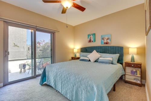 1 dormitorio con cama y ventana grande en Sunny California Retreat with Resort Amenities!, en Borrego Springs