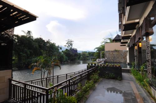 uma vista para um rio a partir de uma varanda de um edifício em Luta Resort Toraja em Rantepao