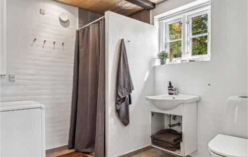 Vonios kambarys apgyvendinimo įstaigoje 2 Bedroom Beautiful Home In Skagen