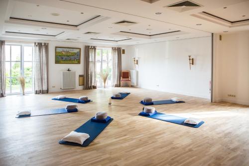 a yoga class with blue pilates mats on the floor at BE BIO Hotel be active - Nähe historischer Hafen in Tönning